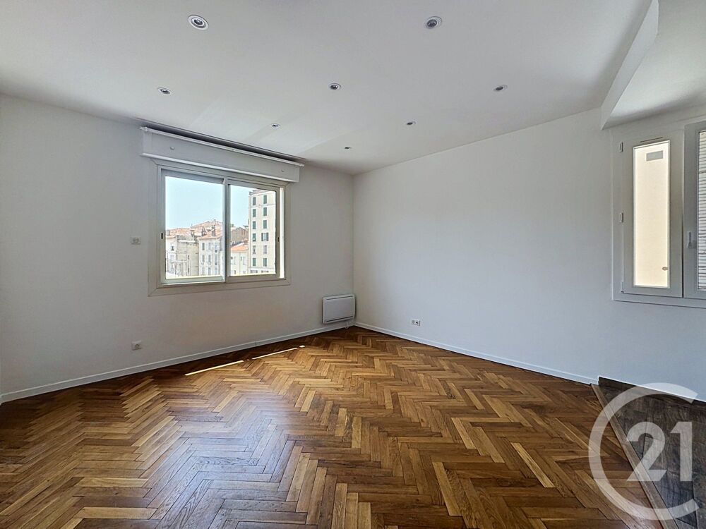 Idéalement situé à Cannes, cet appartement lumineux et c....