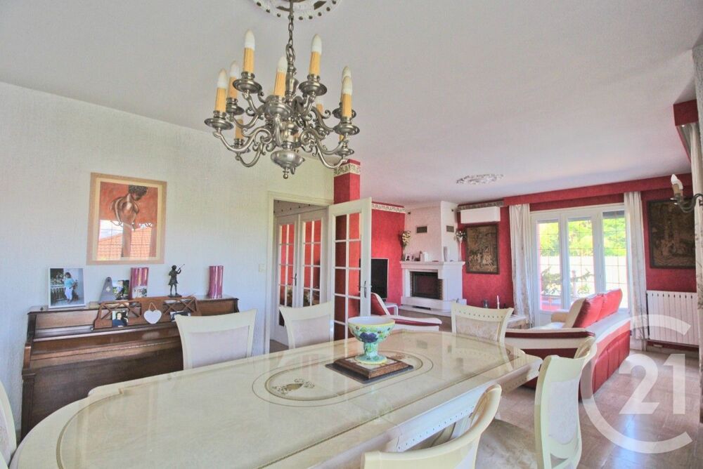 Découvrez cette élégante maison familiale d'environ 200 ....