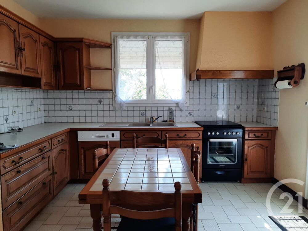 Au centre de CHEF-BOUTONNE avec tous les commerces et se....