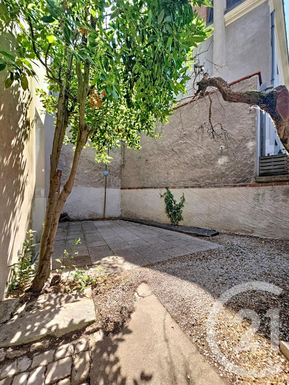 Située rue Desaix, face au jardin René Boylesve et à que....