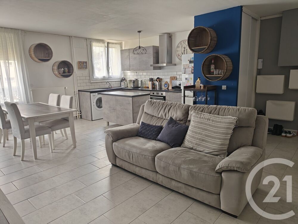 Découvrez cet appartement rénové de 4 pièces, situé au r....