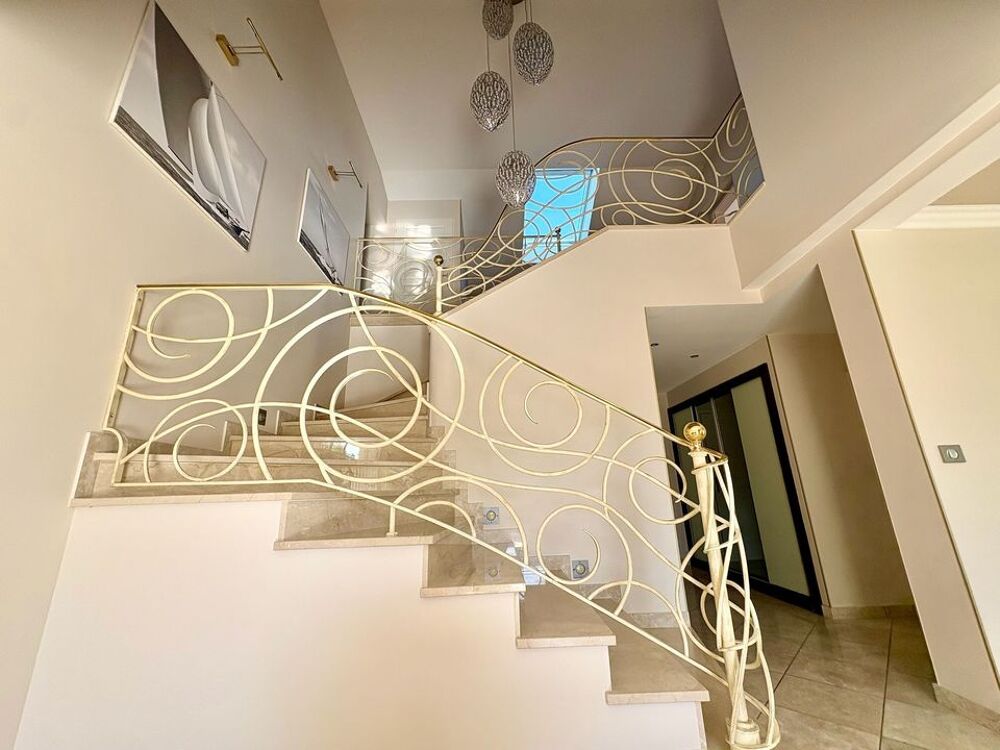 Villa d'architecte de 250 m² avec piscine pool house et