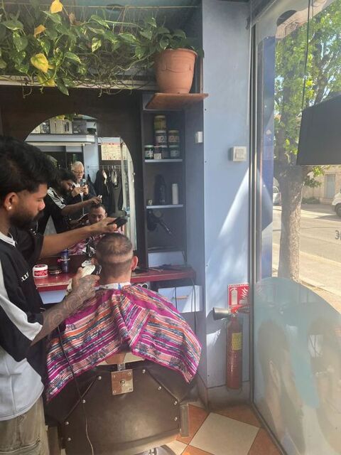   À VENDRE LOCAL COMMERCIAL AVEC MURS LOUÉ SALON DE COIFFURE 
