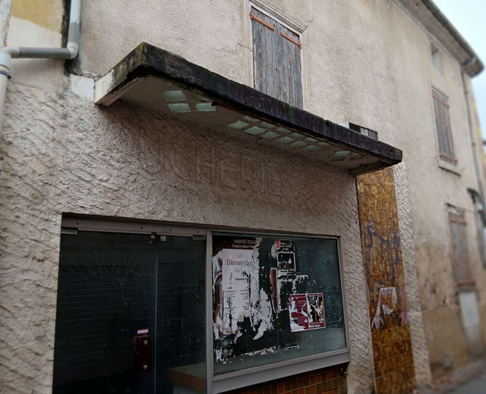 STE TULLE, MAISON DE VILLE COMPOSEE D'UN LOCAL COMMERCIAL &