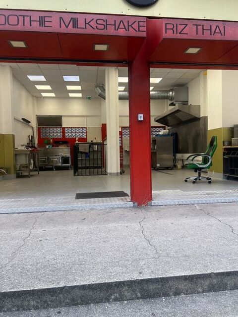   À VENDRE  Restaurant avec Appartement + Grand Sous-Sol 