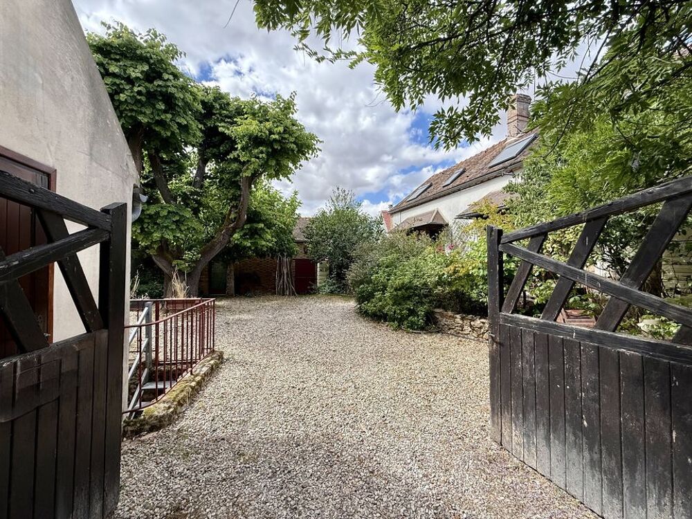 Deux maisons pour la même propriété, ancien prieuré, entre