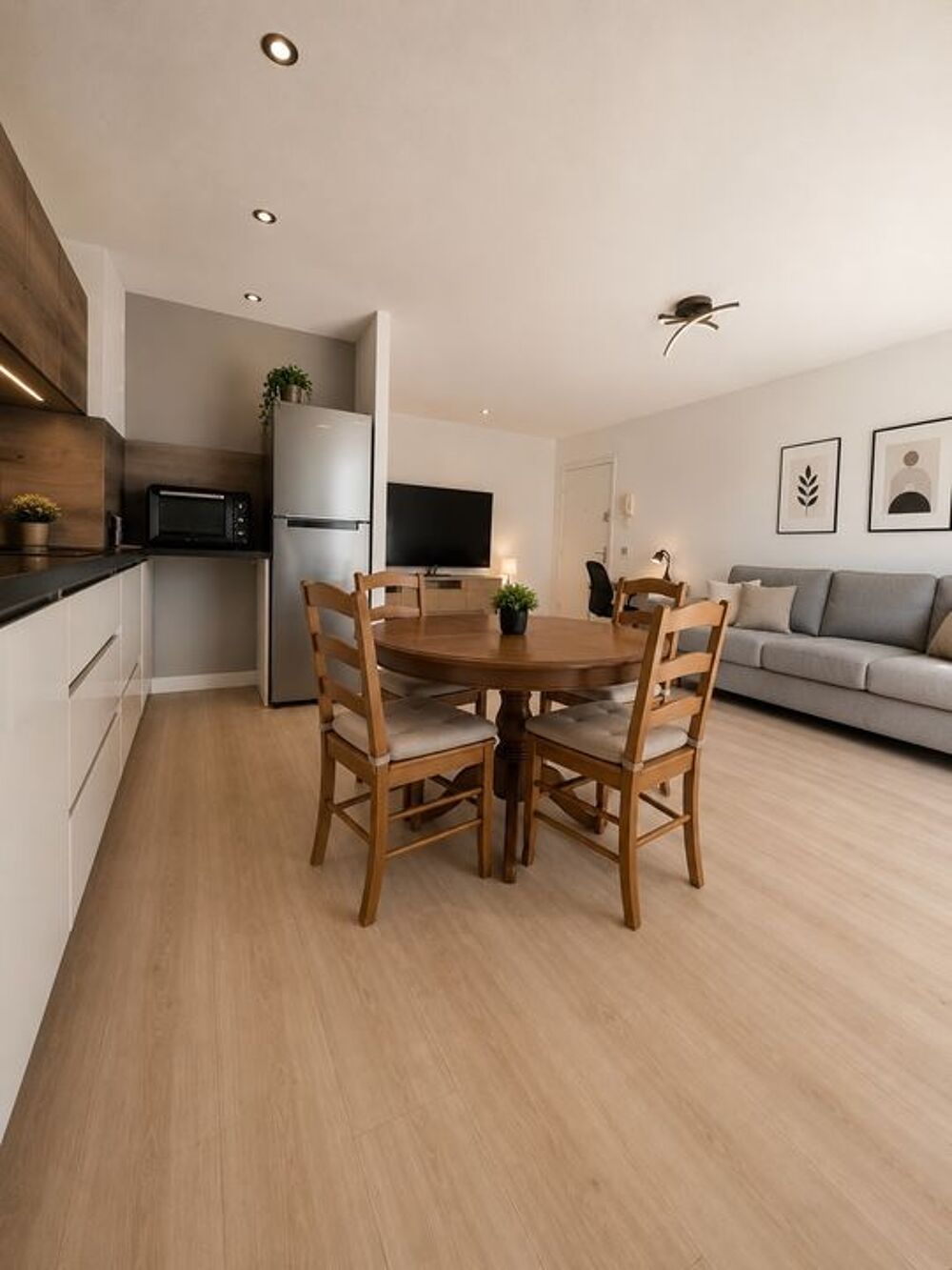 Appartement 2 pièces avec balcon, piscine et 2 stationnements