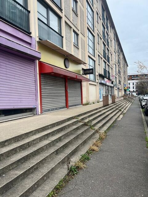   À VENDRE  Restaurant avec Appartement + Grand Sous-Sol 