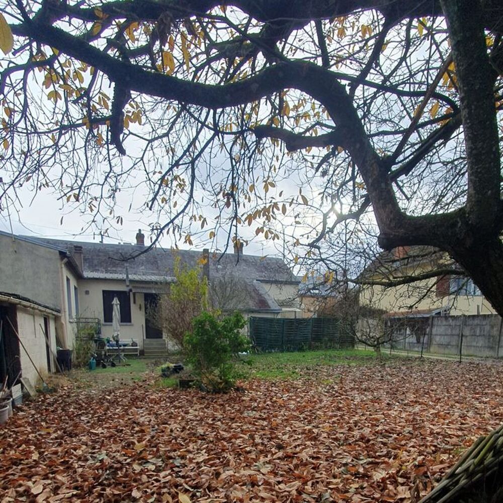 LONGERE 128M2 4 CHAMBRES 1167M2 TERRAIN EN PLEIN CENTRE