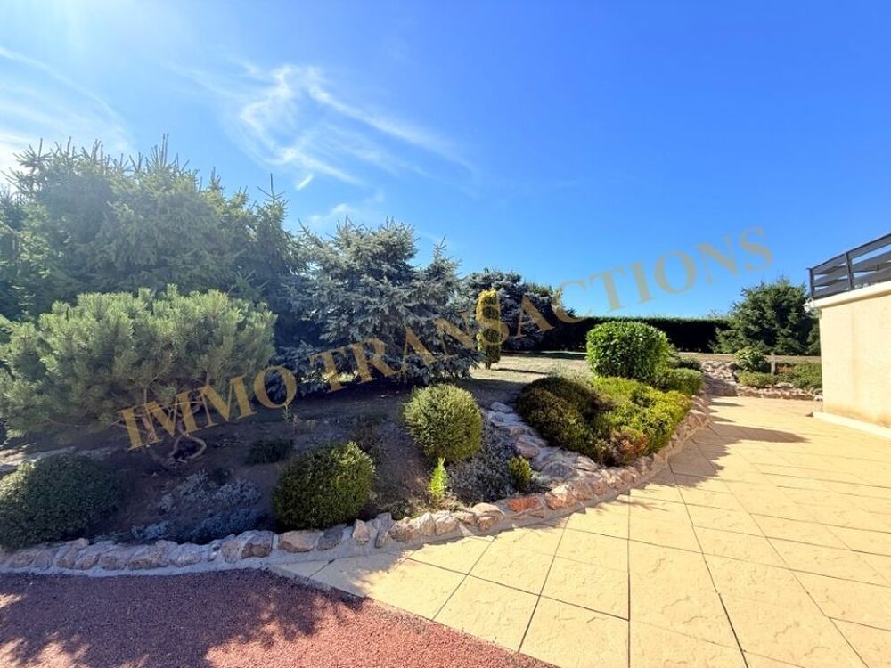 Propriété sur ses 3397 m² de jardin clos paysagé