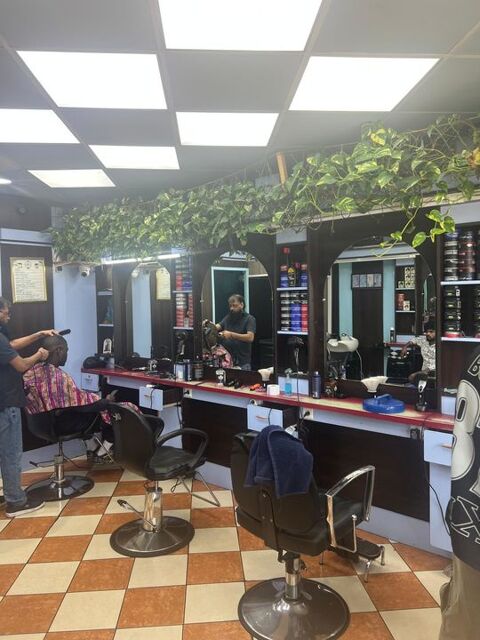  À VENDRE LOCAL COMMERCIAL AVEC MURS LOUÉ SALON DE COIFFURE 