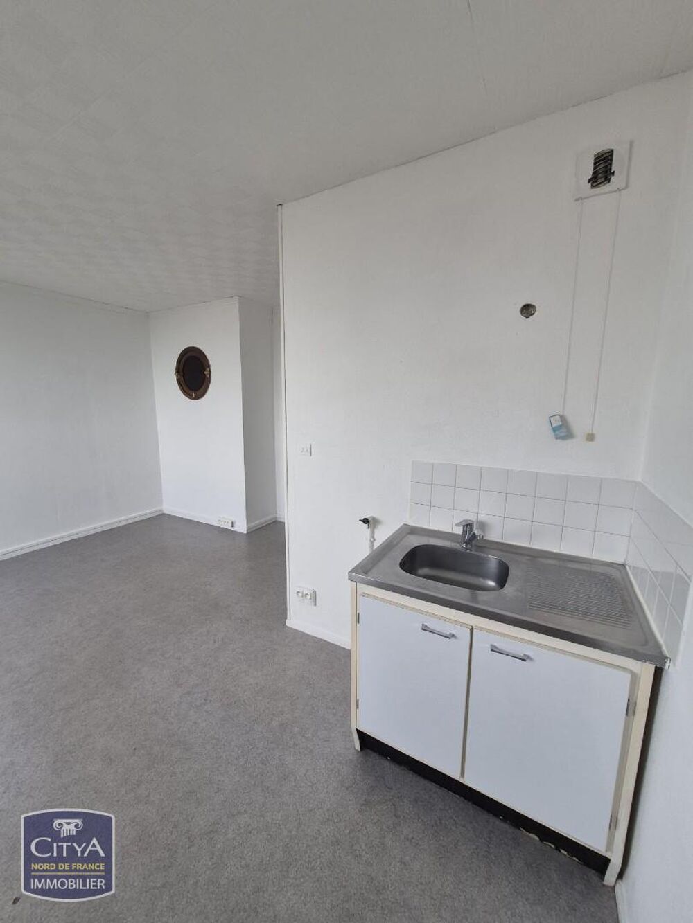 A LOUER - STUDIO NON MEUBLE