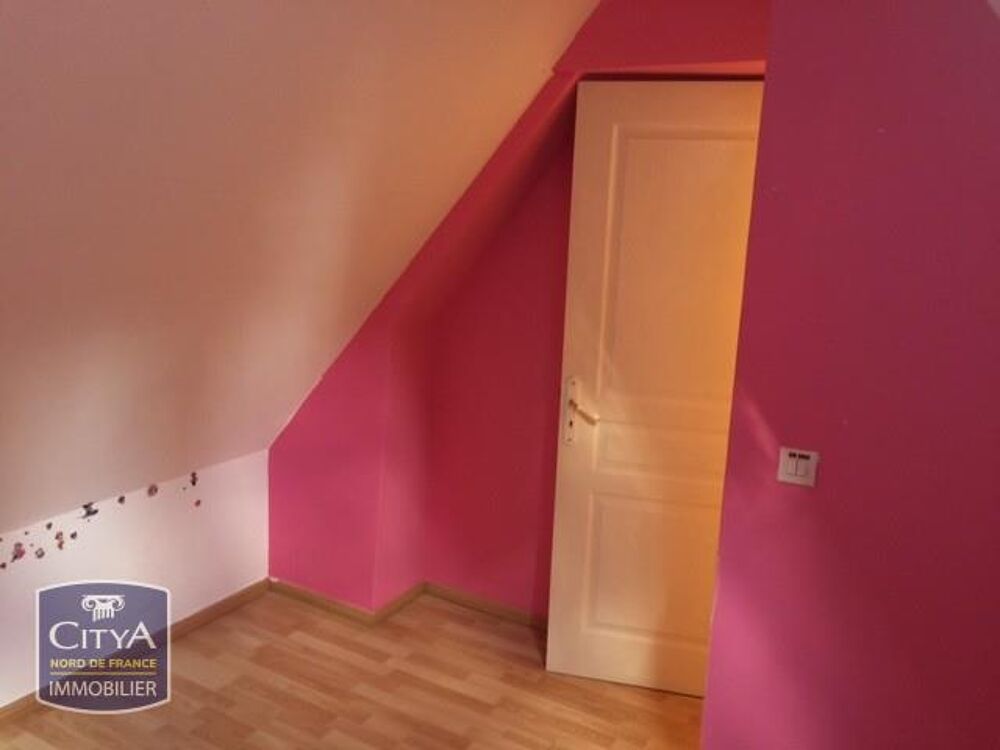 Petite maison semi-mitoyenne comprenant : séjour avec cu....
