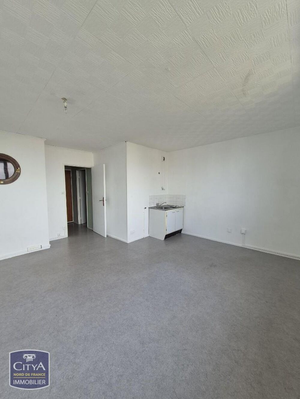 A LOUER - STUDIO NON MEUBLE