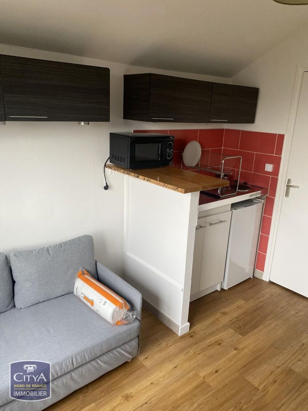 DOUAI à louer beau studio meublé rénové comprenant une p....