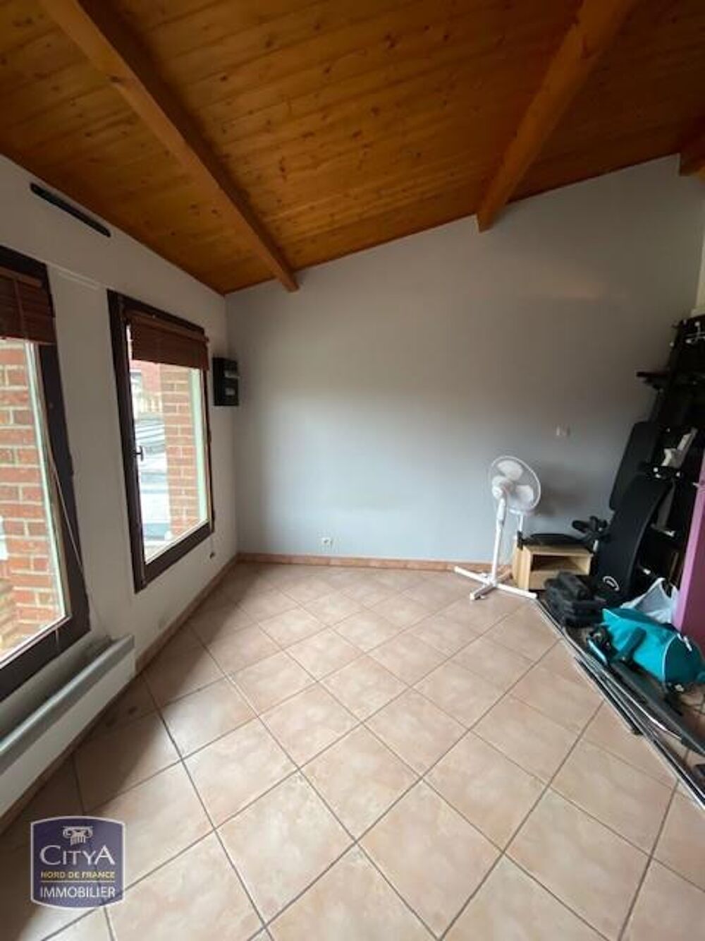 Beau T2 situé en plein coeur de Santes , il vous offre u....
