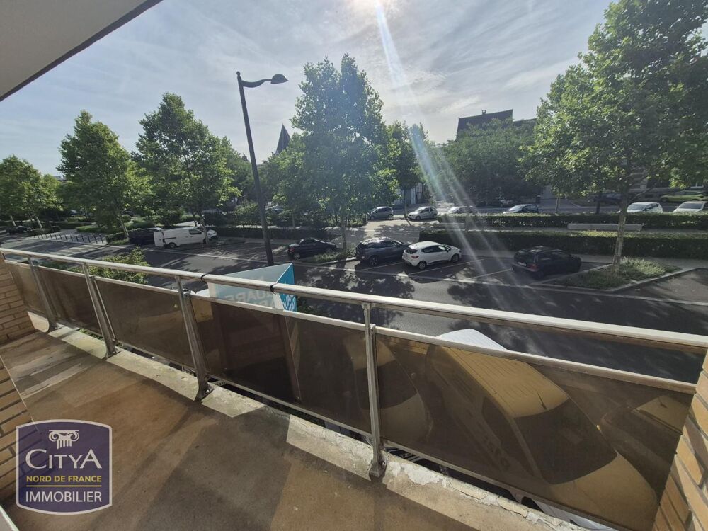 Appartement T2 rénové de 66,28 m2 en centre-ville avec balcon, parking et cave.