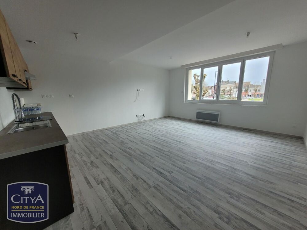 Appartement rénové au centre ville comprenant entrée, sa....