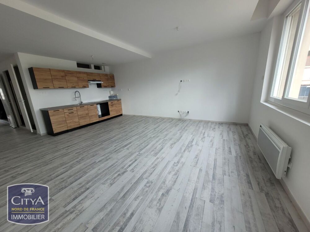 Appartement rénové au centre ville comprenant entrée, sa....