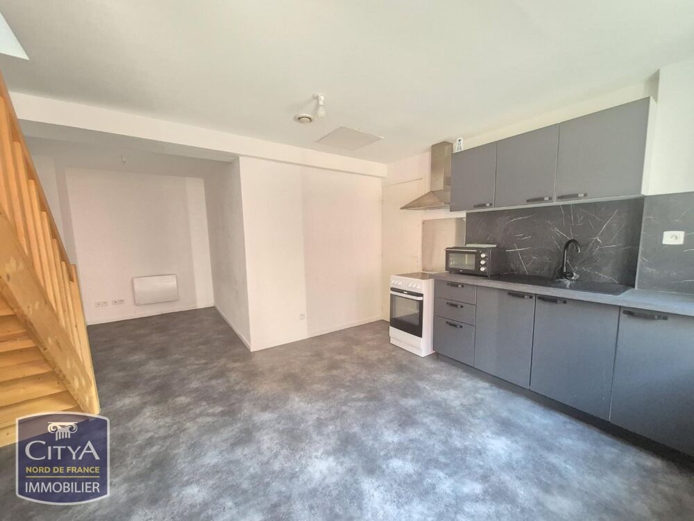 Appartement rénové composé d'une pièce de vie avec cuisi....