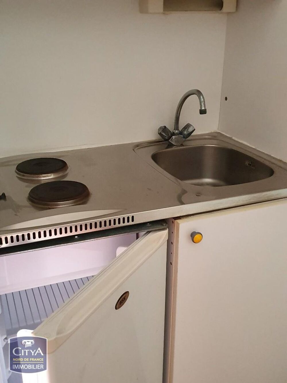 Dans une résidence sécurisée, un studio meublé comprenan....