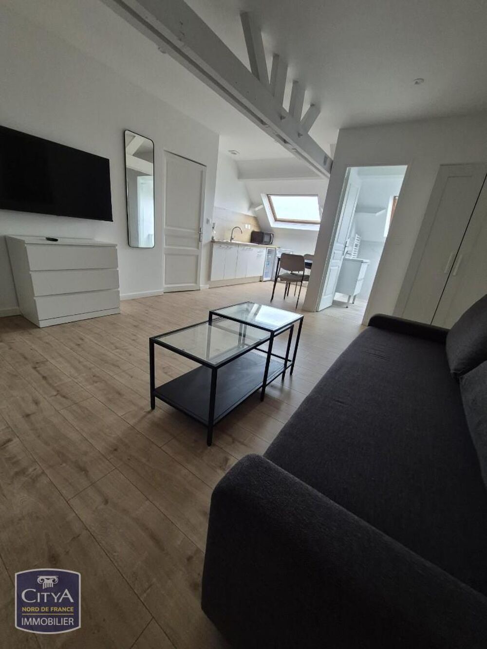 PROCHE DE LA GARE Studio meublé situé au 2ème étage