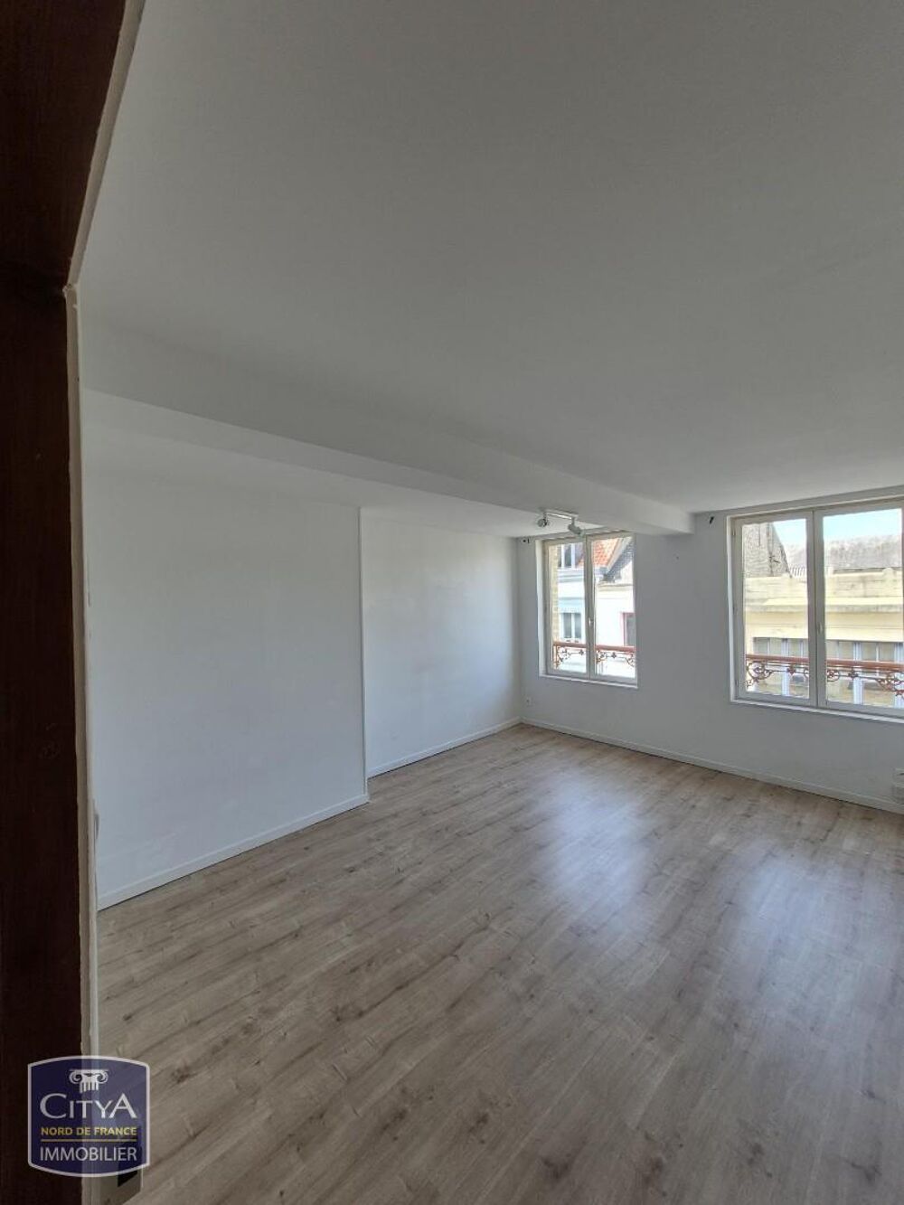 Appartement STYLE LOFT comprenant : cuisine équipée ouve....