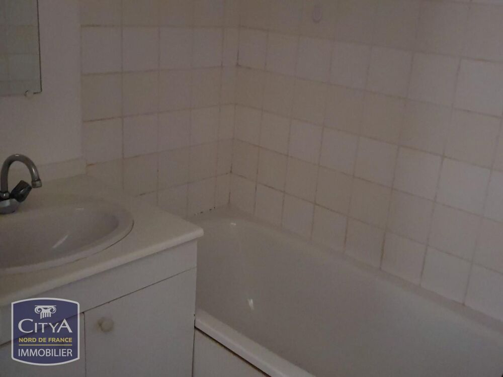 Dans une résidence sécurisée, un studio meublé comprenan....