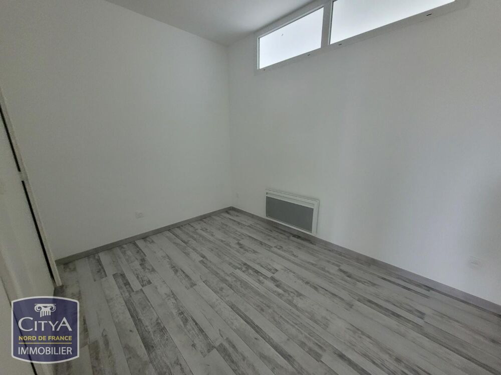 Appartement rénové au centre ville comprenant entrée, sa....