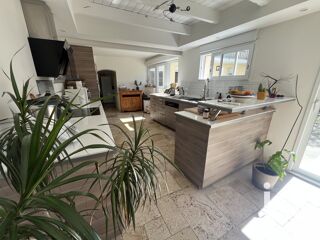  Maison  vendre 8 pices 245 m