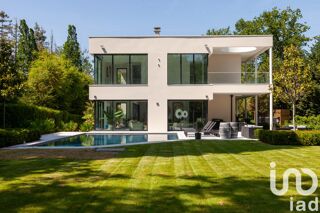  Villa  vendre 15 + pices 695 m