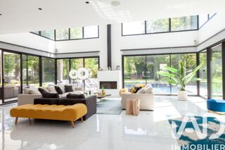  Villa � vendre 15 + pi�ces 695 m�