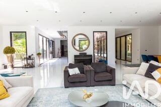  Villa � vendre 15 + pi�ces 695 m�