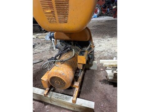   Matériel professionnel / Outillage - 1300 m² 