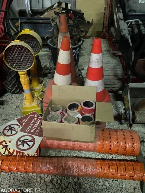 Mat&eacute;riel signalisation Borne, filet orange et panneau... 138 93100 Savignac