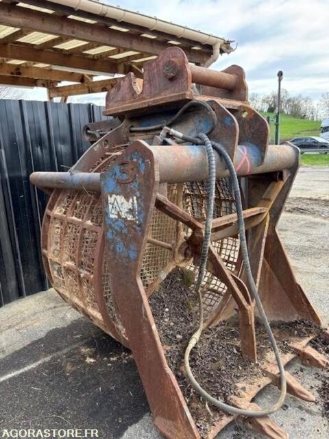 Utilitaire Pieces d&eacute;tach&eacute;es et accessoires Engins BTP 2000 occasion Belmont-Tramonet 93100