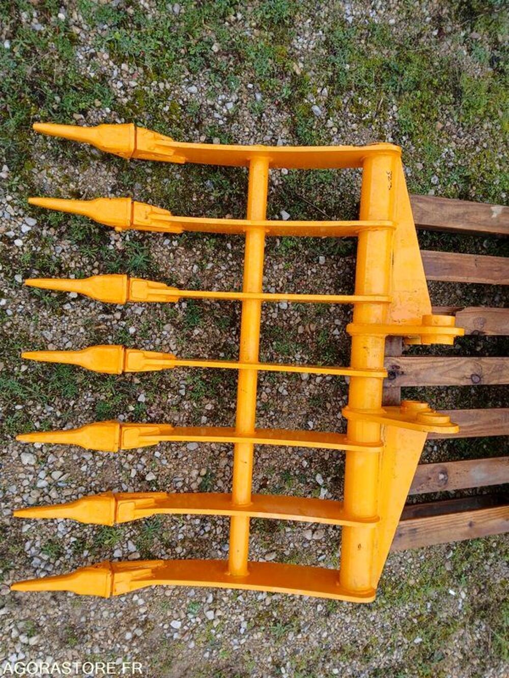 Pieces d&eacute;tach&eacute;es et accessoires Engins BTP  occasion 93100 Savignac