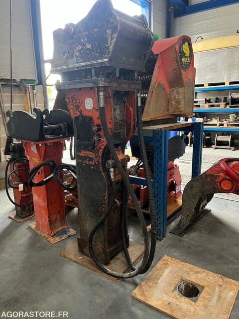 Utilitaire Pieces d&eacute;tach&eacute;es et accessoires Engins BTP 2012 occasion Belmont-Tramonet 93100