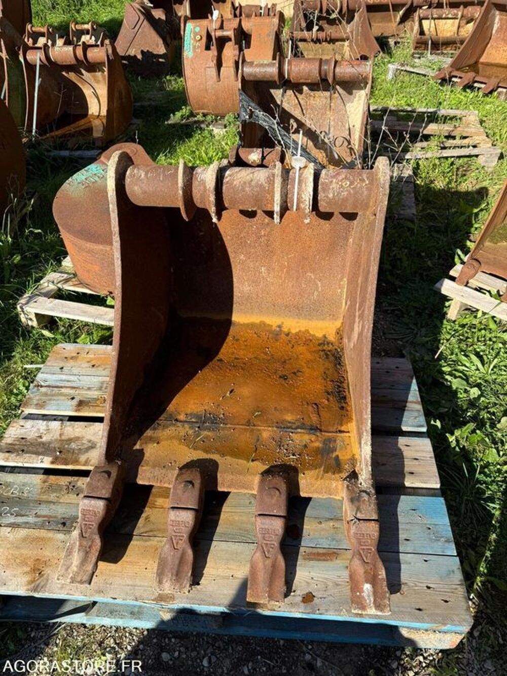 Pieces d&eacute;tach&eacute;es et accessoires Engins BTP  occasion 93100 Savignac