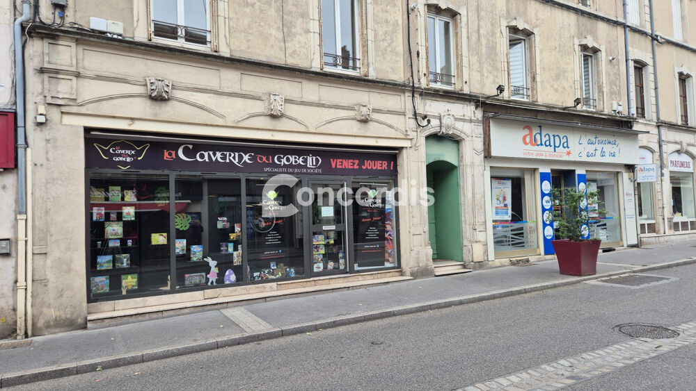  Murs commerciaux + Appartement F3, cour et véranda. Belle renta 