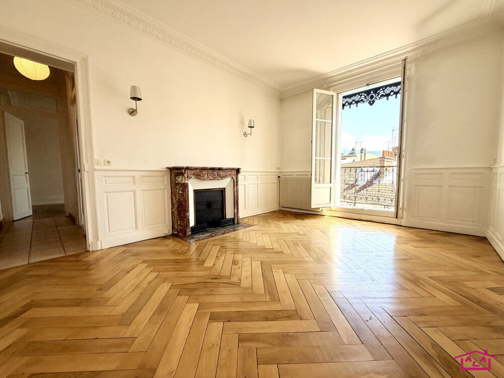 DERNIER ETAGE AVEC ASCENSEUR DANS IMMEUBLE HAUSSMANNIEN