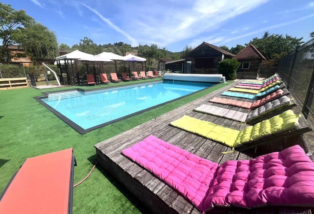 Ensemble immobilier moderne avec maison principale, 7 chalets et