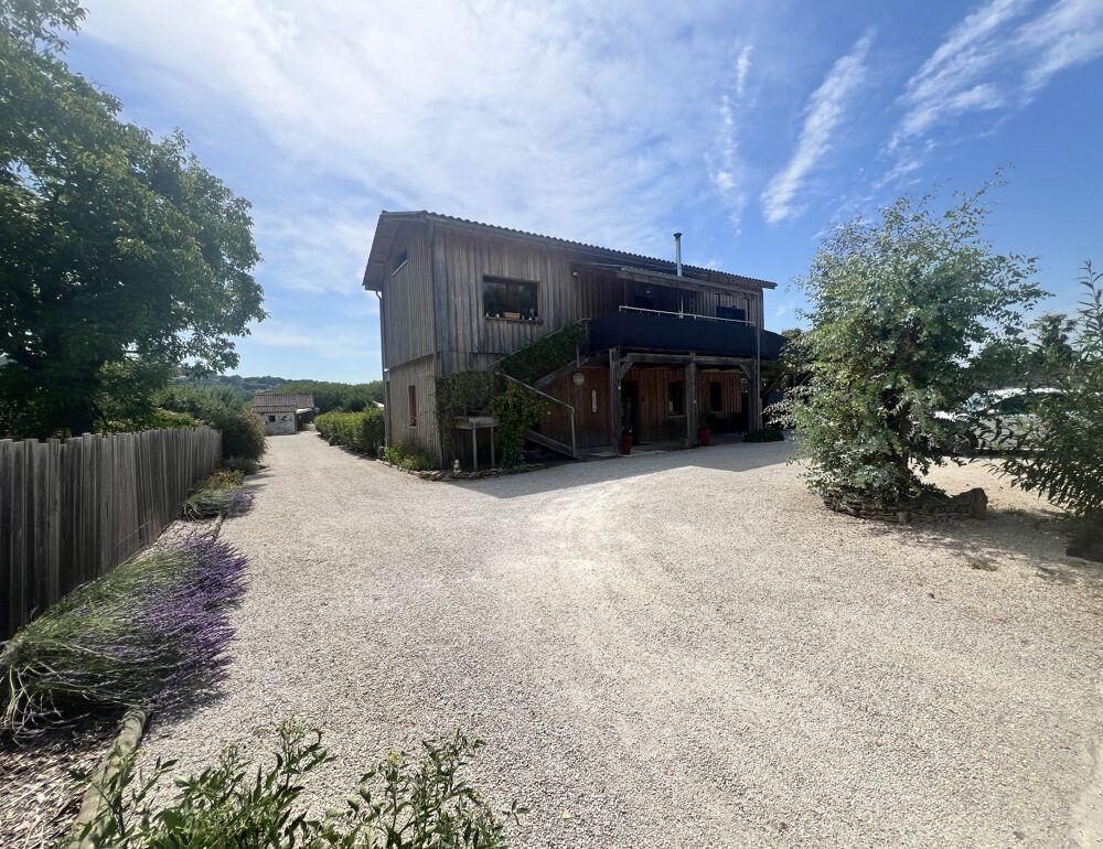 Ensemble immobilier moderne avec maison principale, 7 chalets et