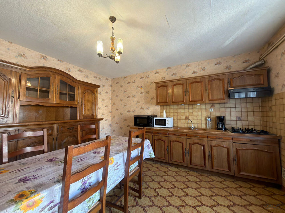 MAISON MITOYENNE AVEC DÉPENDANCES ET POTENTIEL D'AMÉNAGEMENT