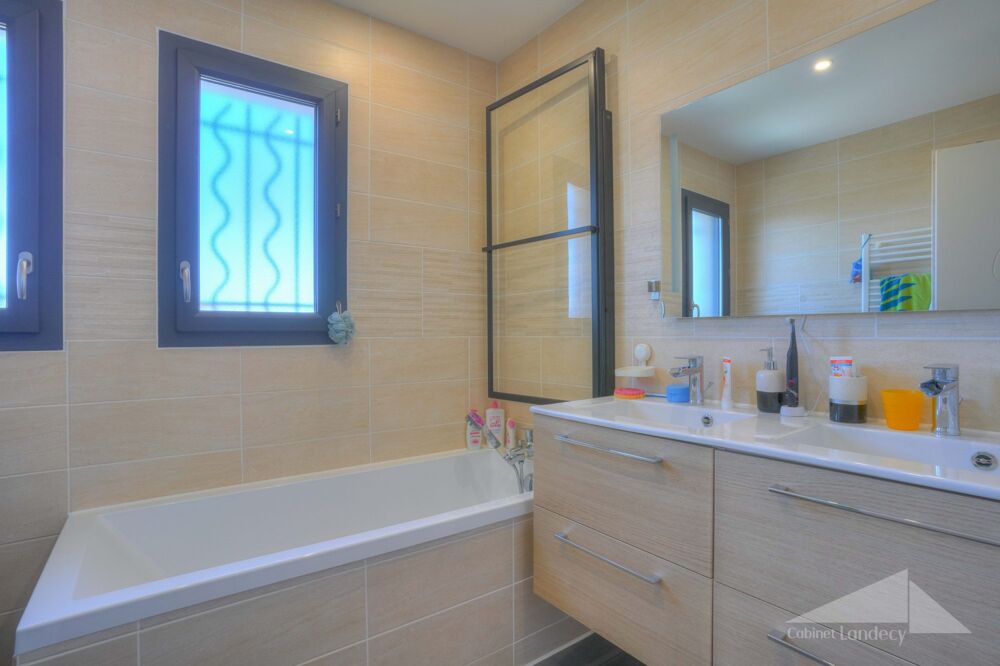 � vendre  Maison P�ron (01630)