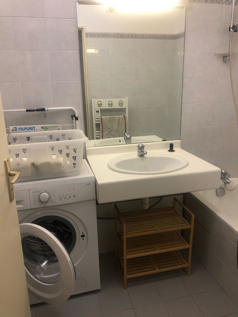 Location Appartement T2 meublé au calme: Balcon côté jardin, garage, cave Lyon 3