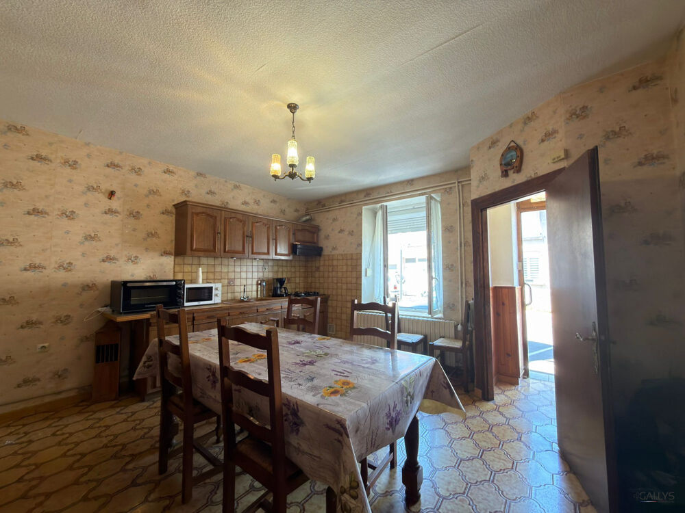 MAISON MITOYENNE AVEC DÉPENDANCES ET POTENTIEL D'AMÉNAGEMENT