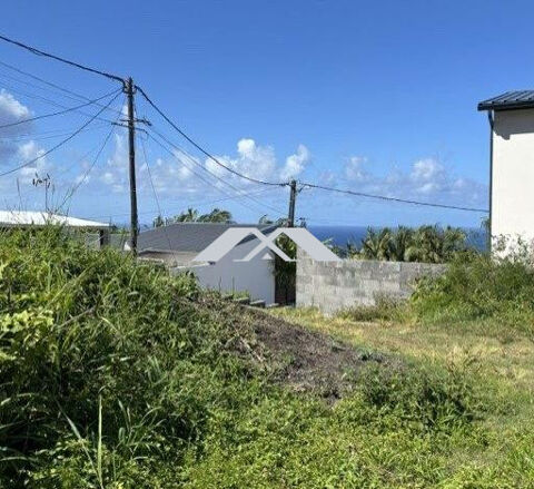   Trés beau terrain plat et partiellement clôturé Saint Joseph 