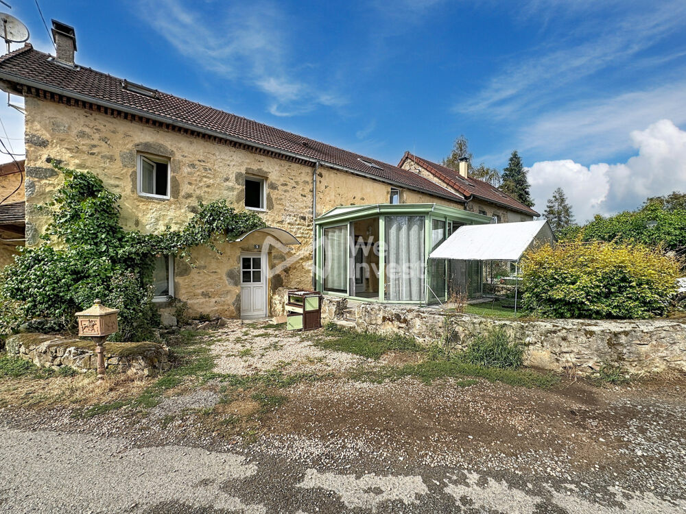 Maison de campagne avec cour et véranda.