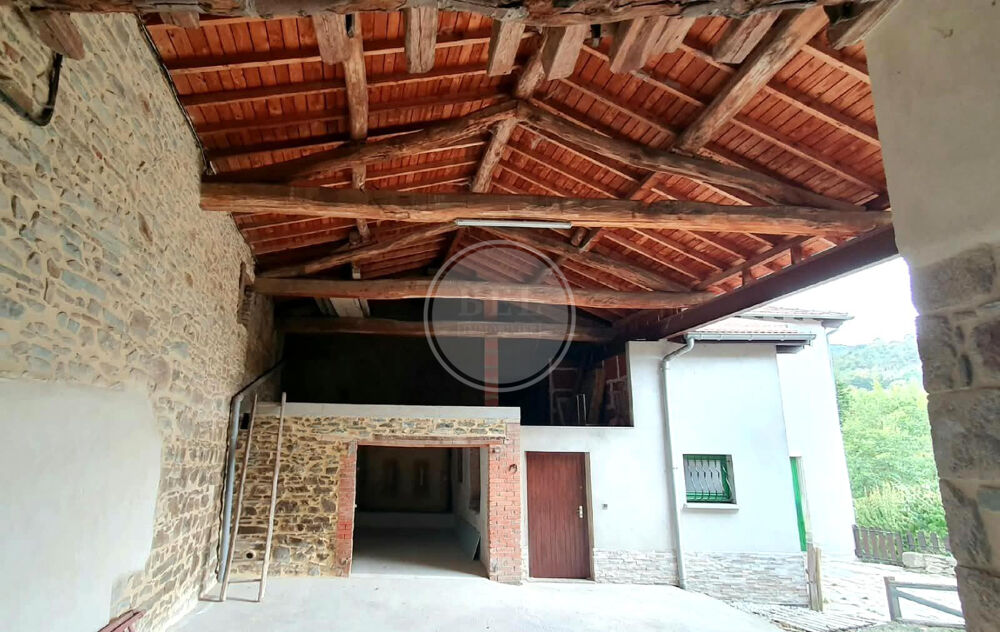 maison ancienne avec abris voiture et dependances